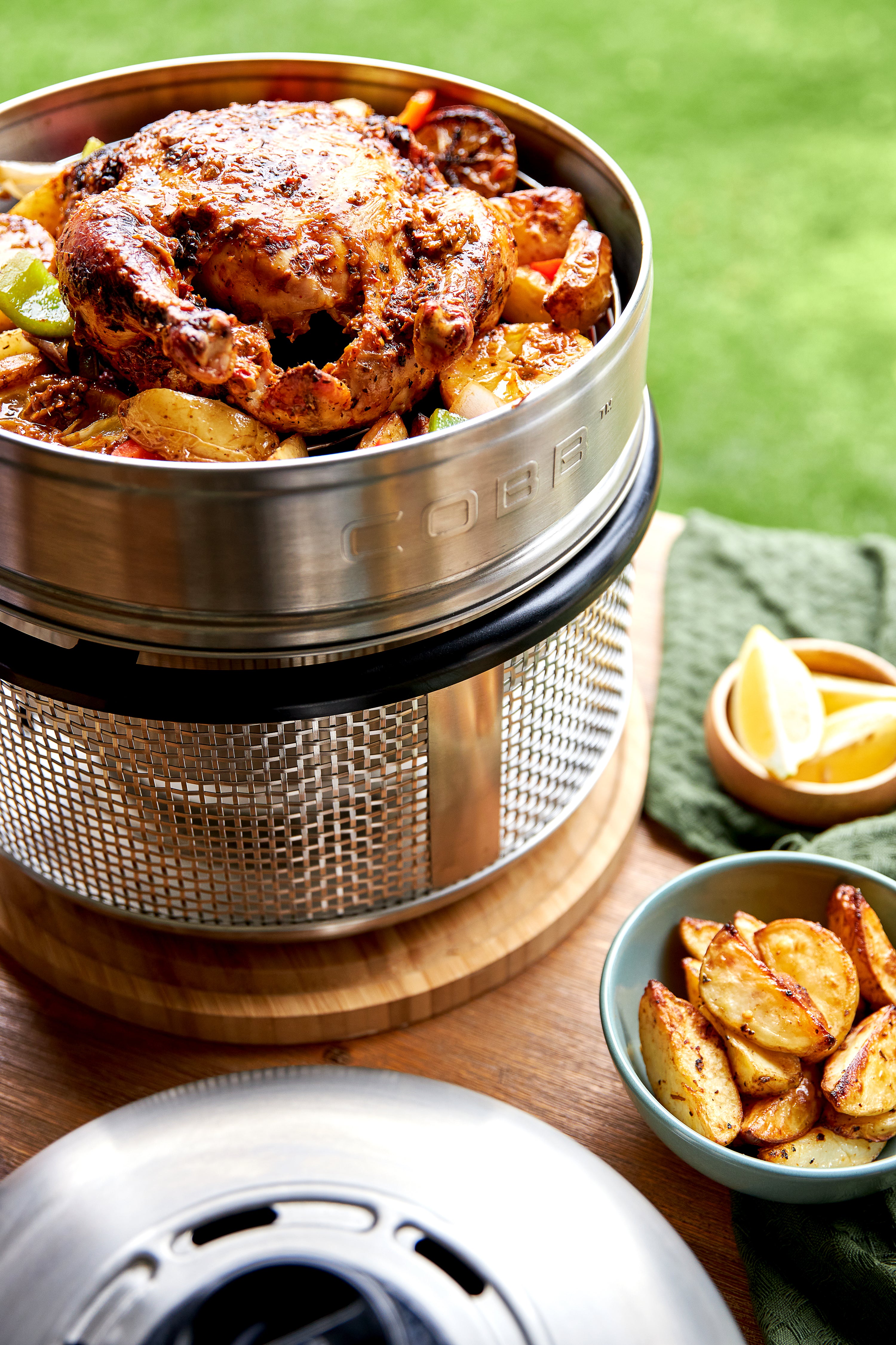 COBB Premier (+plus) con base estilo reja de acero inoxidable, parrilla grill y rack para rostizar