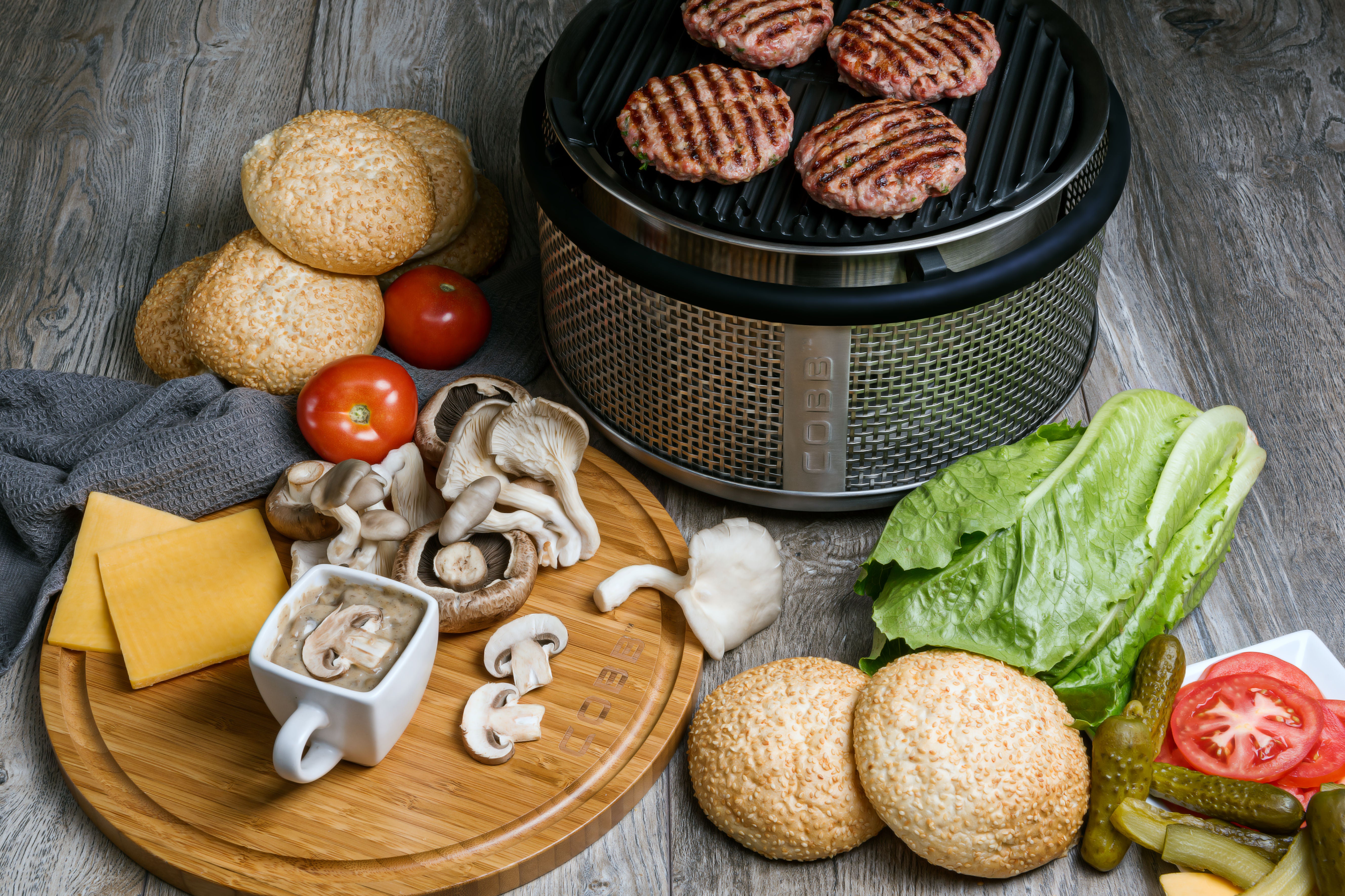COBB Premier (+plus) con base estilo reja de acero inoxidable, parrilla grill y rack para rostizar