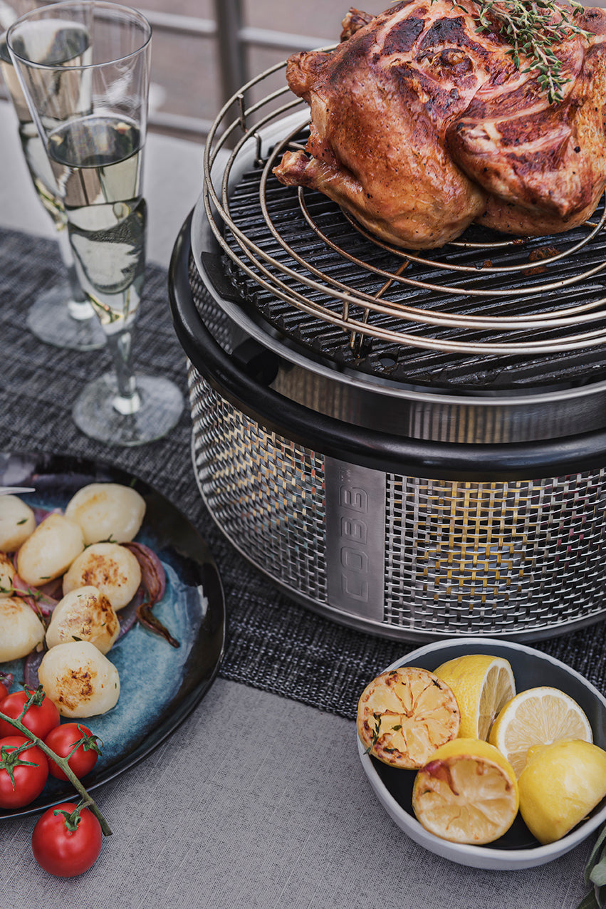 COBB Premier (+plus) con base estilo reja de acero inoxidable, parrilla grill y rack para rostizar